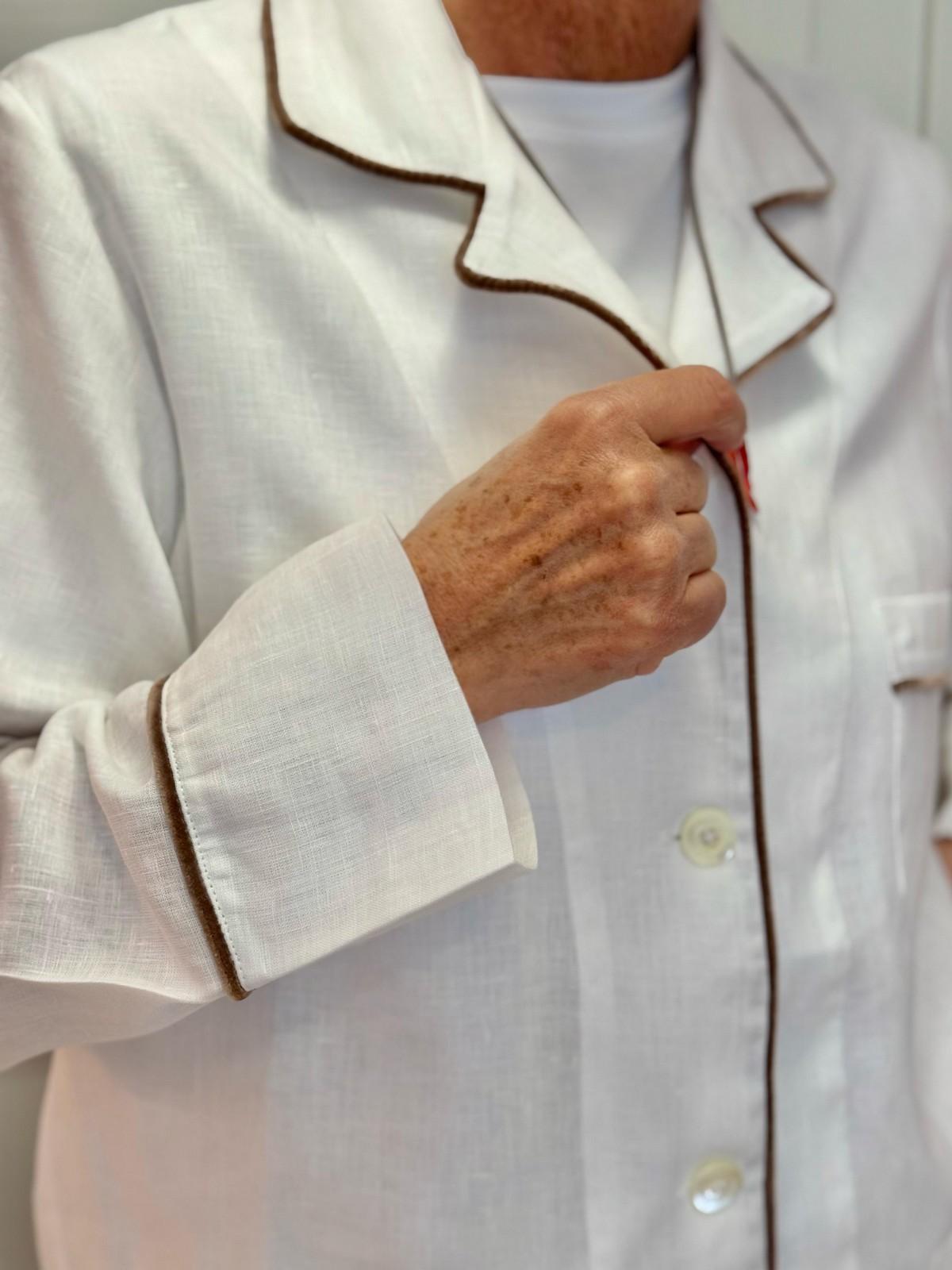 PIGIAMA DONNA IN LINO BIANCO PROFILO MARRONE